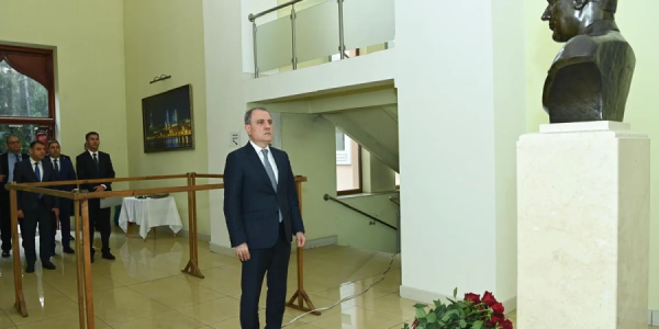 Ceyhun Bayramov Ukraynaya səfəri çərçivəsində Azərbaycanın Kiyevdəki səfirliyini ziyarət edib