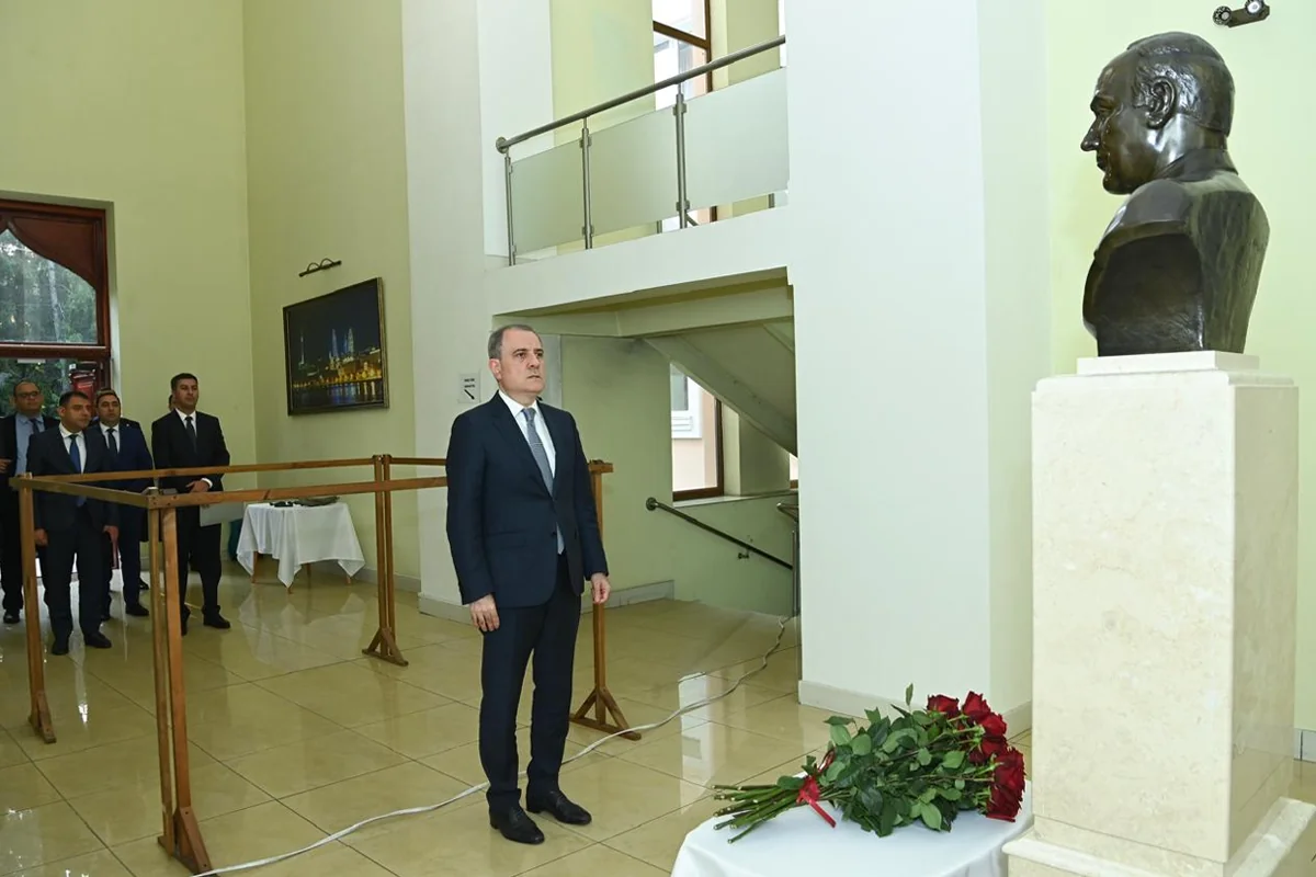 Ceyhun Bayramov Ukraynaya səfəri çərçivəsində Azərbaycanın Kiyevdəki səfirliyini ziyarət edib