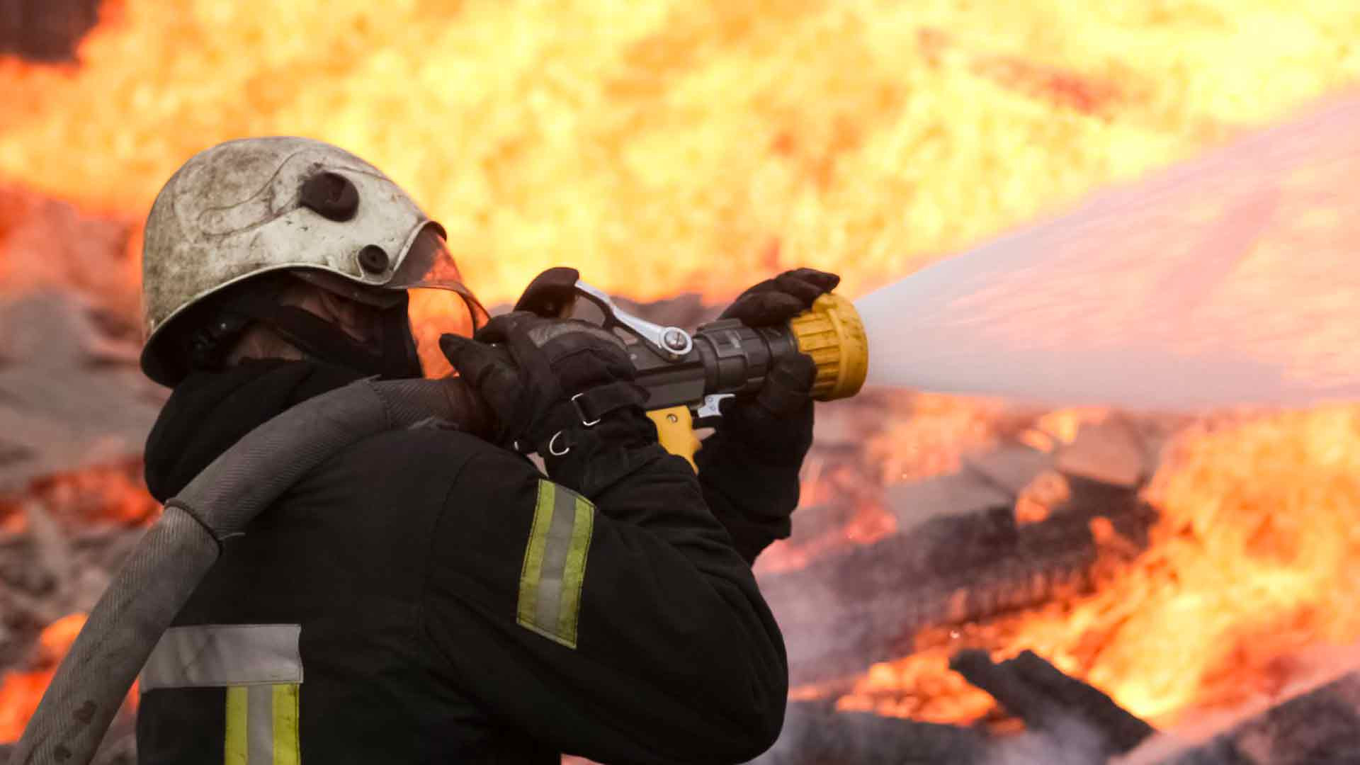 Avropanın enerji xəttində təhlükə: Neft zavodunda partlayış baş verib