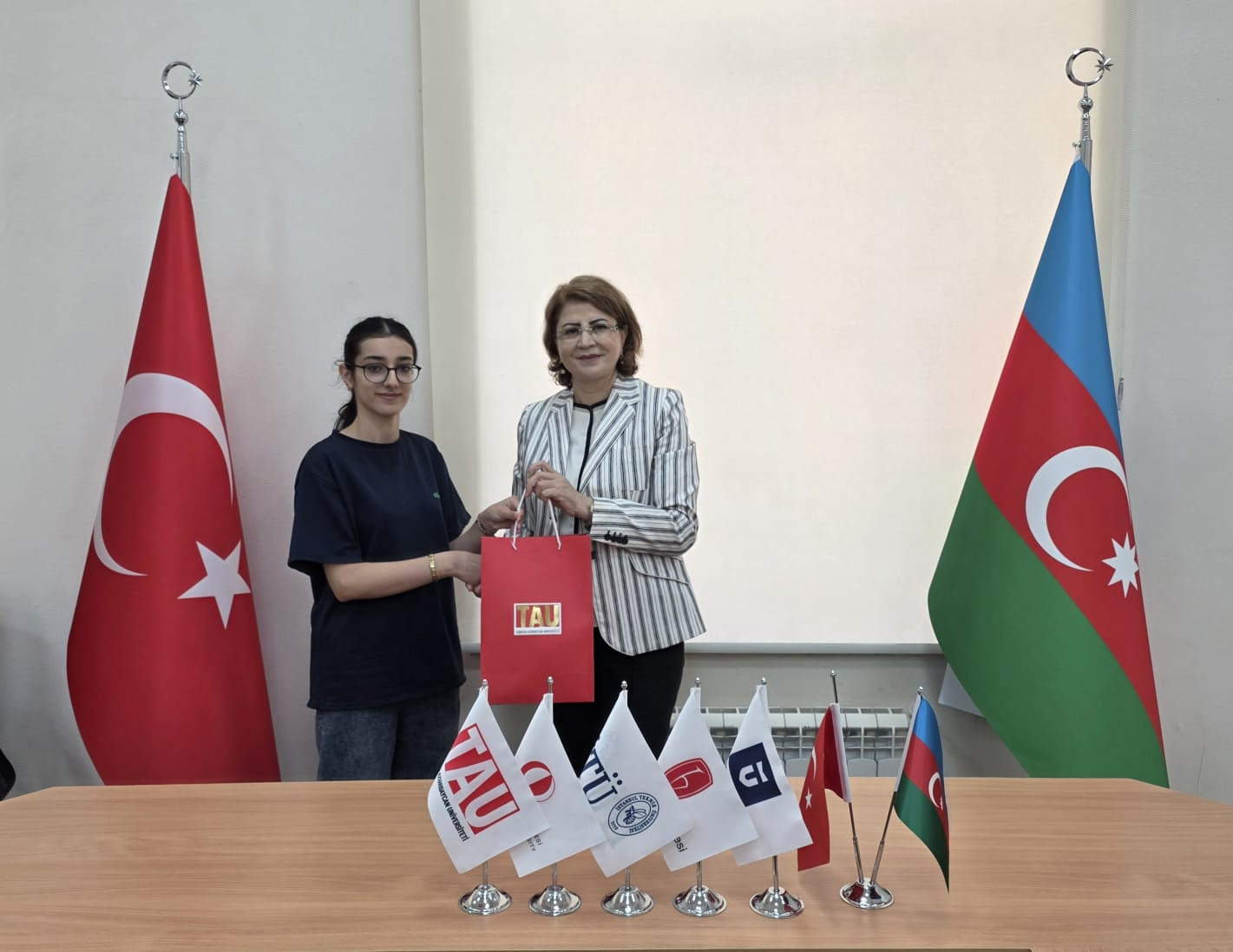 Türkiyə-Azərbaycan Universitetinin rektoru yüksəkballı abituriyentlərlə görüşüb