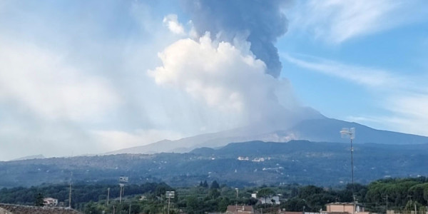 Etna püskürdü: Kataniya hava limanı uçuşları dayandırdı