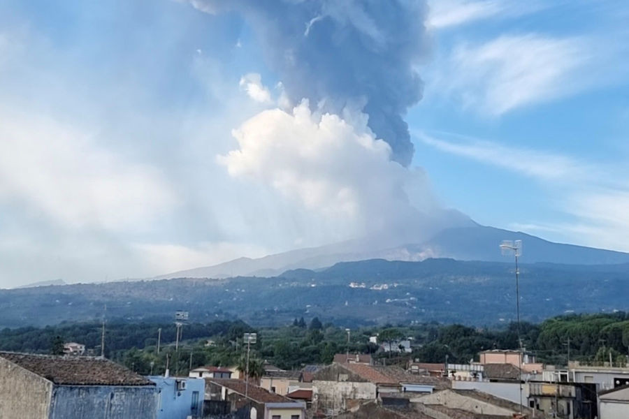 Etna püskürdü: Kataniya hava limanı uçuşları dayandırdı