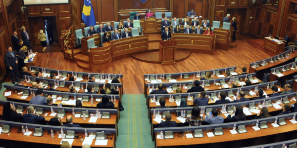 Kosovoda parlament qalmaqalı: hakim partiyanın liderinə yumurta atılıb