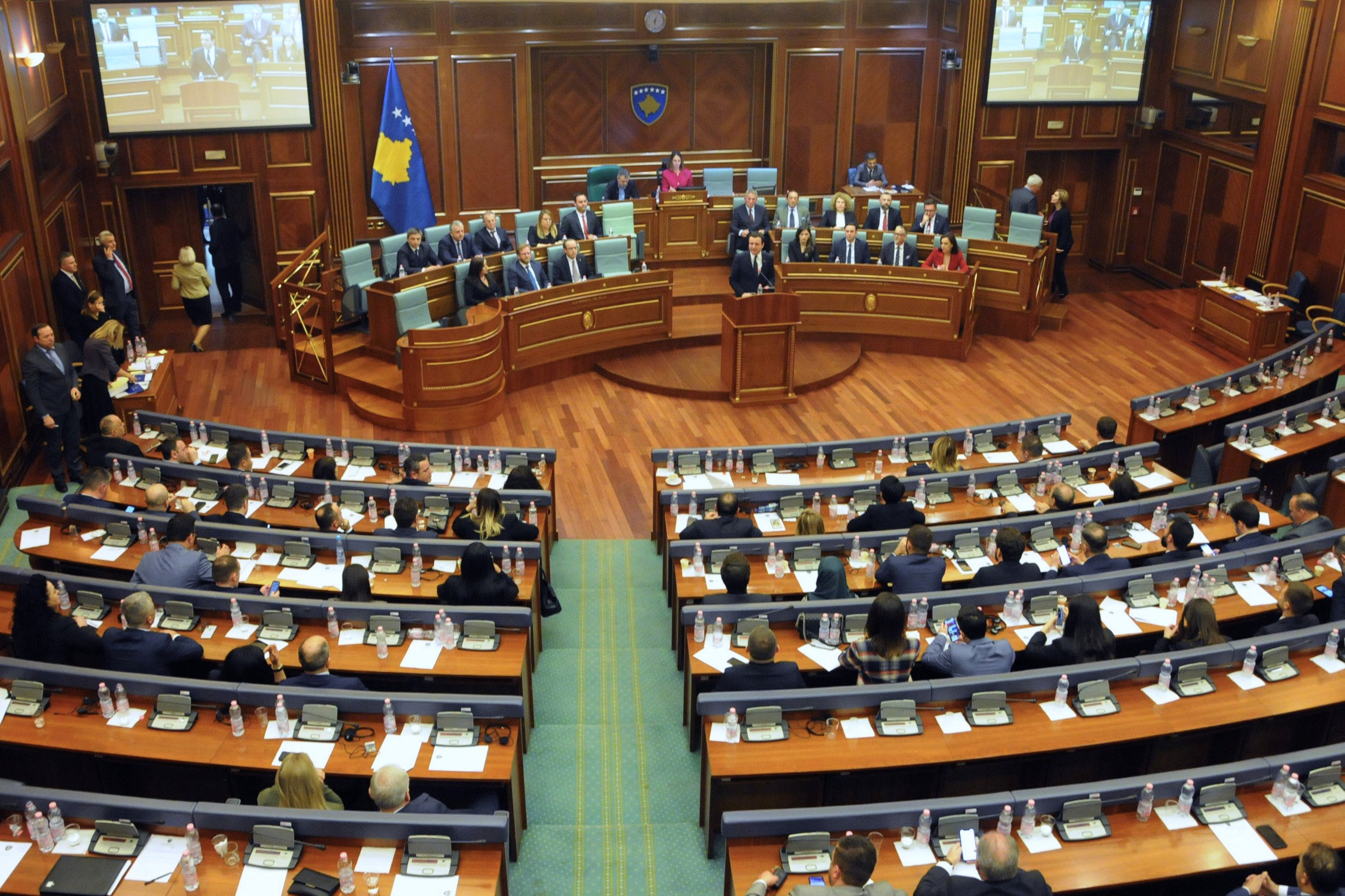 Kosovoda parlament qalmaqalı: hakim partiyanın liderinə yumurta atılıb