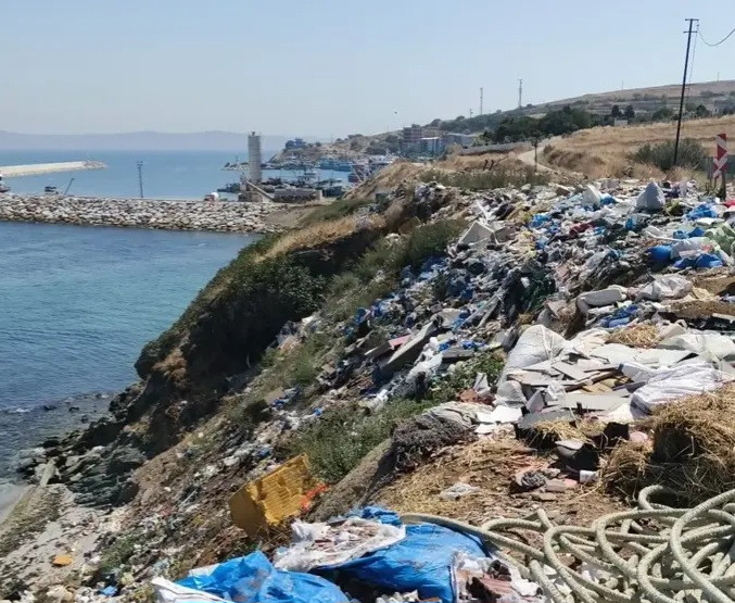 Kapıdağ Yarımadasında yol kənarları zibilliyə çevrilib