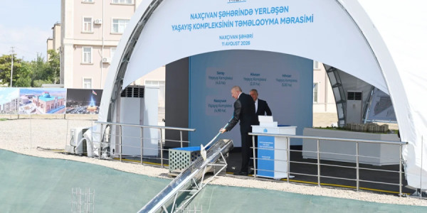 Prezident İlham Əliyev Naxçıvan şəhərində sosial evlər kompleksinin təməlini qoyub