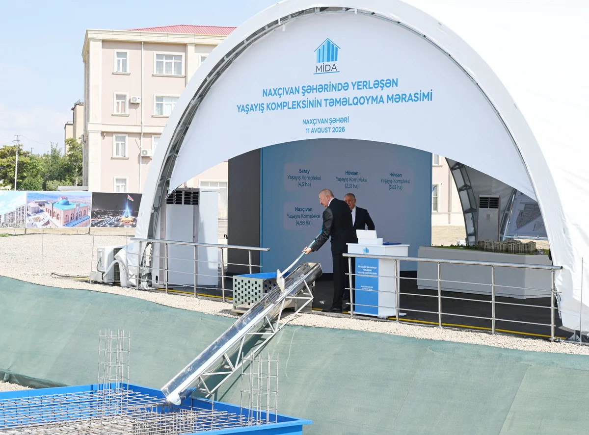 Prezident İlham Əliyev Naxçıvan şəhərində sosial evlər kompleksinin təməlini qoyub