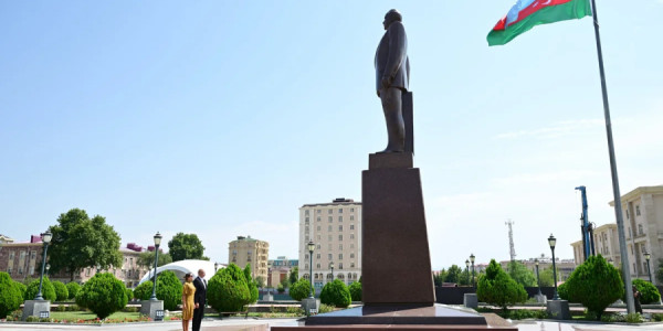 Prezident İlham Əliyev Ümummilli Liderin Naxçıvan şəhərinin mərkəzində ucaldılan abidəsini ziyarət edib