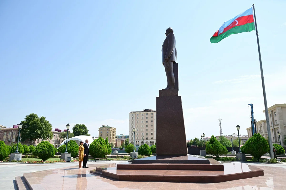 Prezident İlham Əliyev Ümummilli Liderin Naxçıvan şəhərinin mərkəzində ucaldılan abidəsini ziyarət edib