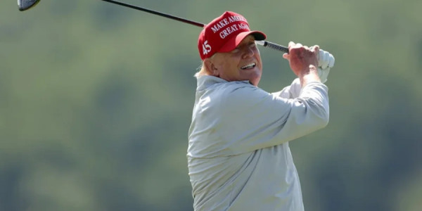 Tramp qolf oynayarkən hava hücumundan müdafiə sistemi ilə qorunub