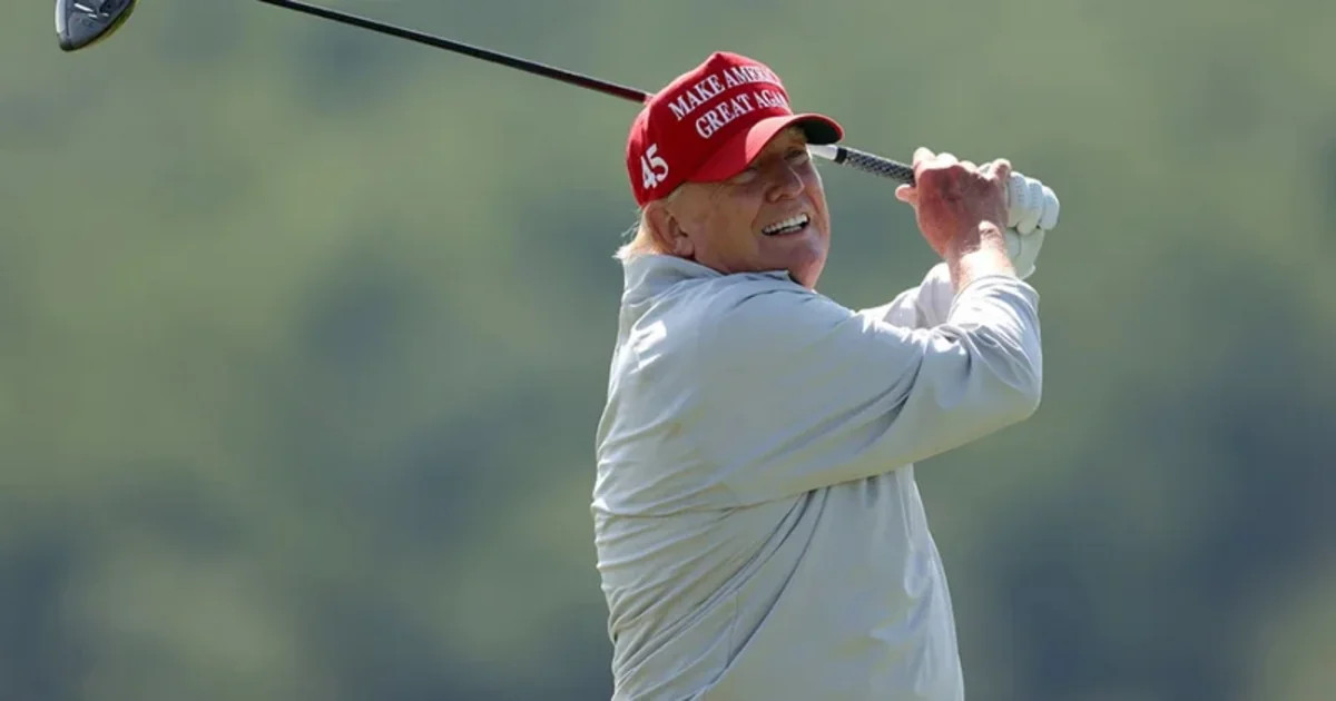 Tramp qolf oynayarkən hava hücumundan müdafiə sistemi ilə qorunub