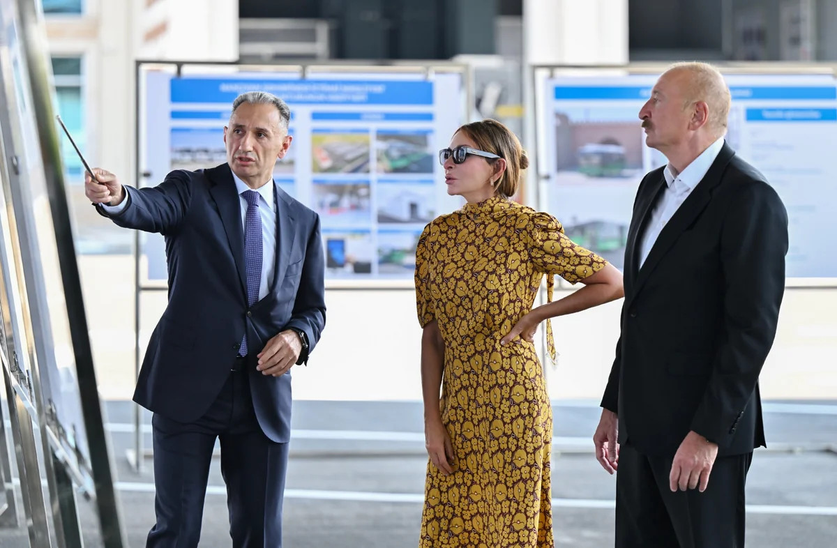 Prezident Naxçıvanda elektrik mühərrikli yeni avtobuslara baxıb, dəmir yolu infrastrukturunda aparılan yenidənqurma işləri ilə tanış olub -