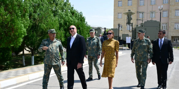 Prezident yeni yaradılan komando hərbi hissələrinə Döyüş bayraqlarının verilməsi mərasimində iştirak edib