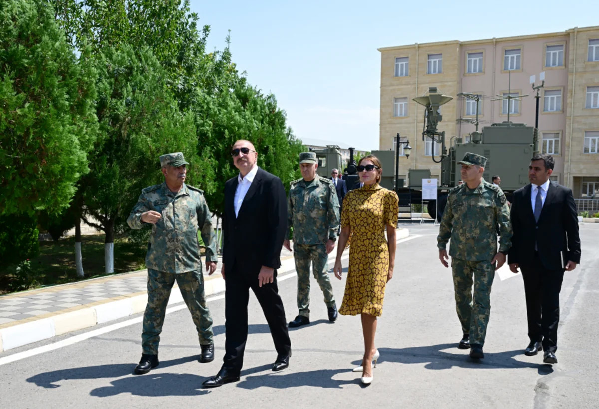 Prezident yeni yaradılan komando hərbi hissələrinə Döyüş bayraqlarının verilməsi mərasimində iştirak edib