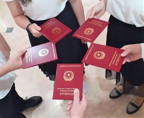 Bakı məktəblərində fərqlənən məzunların