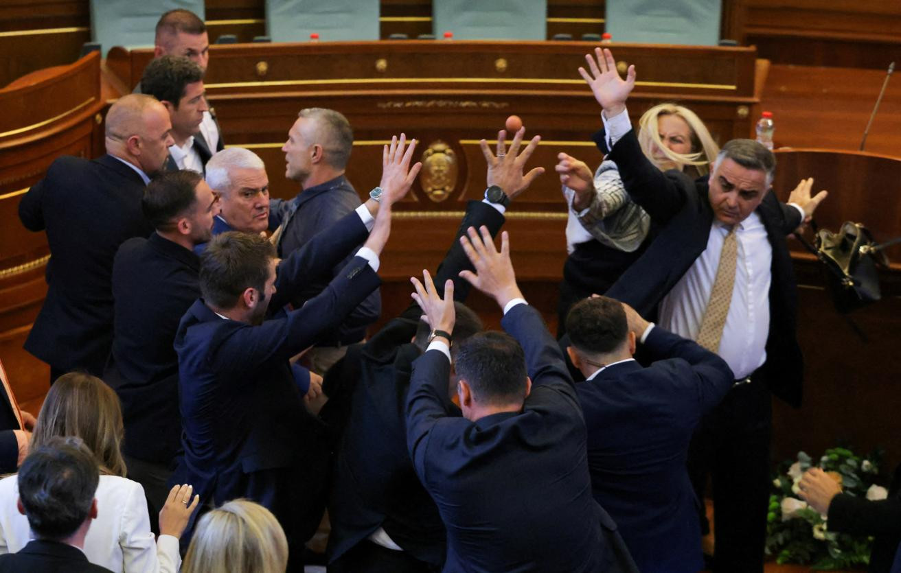 Kosovoda siyasi böhran dərinləşir: Kurti parlamentdə yumurta hücumuna məruz qalıb