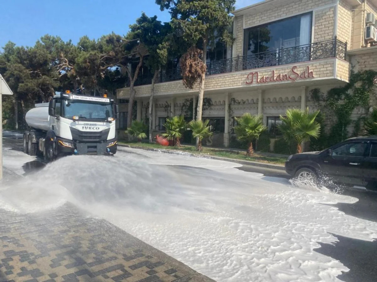 Bakının əsas küçə və prospektləri yuyulub