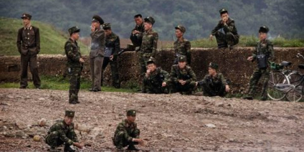 Cənubi Koreya sərhədi pozan Şimali Koreya əsgərlərinə xəbərdarlıq atəşi açıb