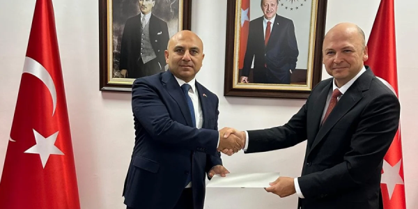Rəşad Aslanov etimadnaməsinin surətini Türkiyə XİN-in rəsmisinə təqdim edib