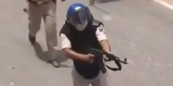 Etiraz aksiyasında AK-47 qalmaqalı: