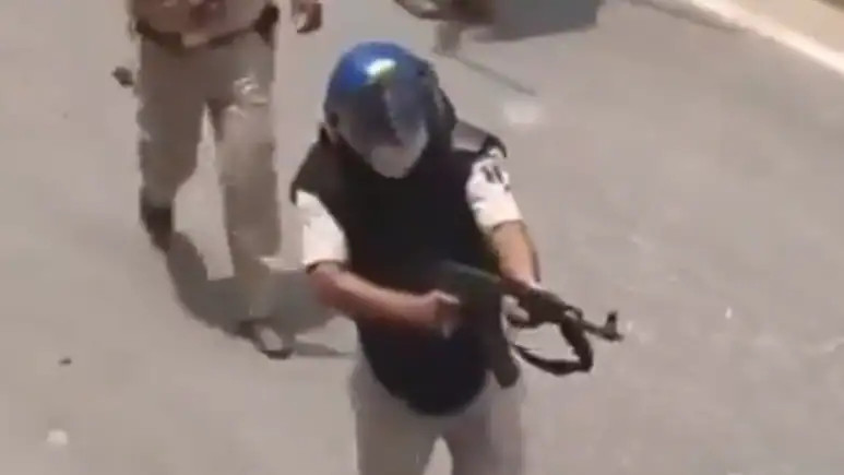 Etiraz aksiyasında AK-47 qalmaqalı: