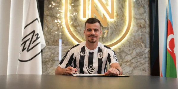 Neftçi serbiyalı futbolçu Draqolyub Saviçi heyətinə qatdığını açıqlayıb