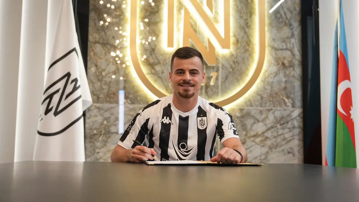 Neftçi serbiyalı futbolçu Draqolyub Saviçi heyətinə qatdığını açıqlayıb
