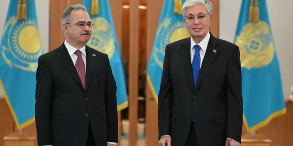 Əlimirzamin Əskərov Tokayevə etimadnaməsini