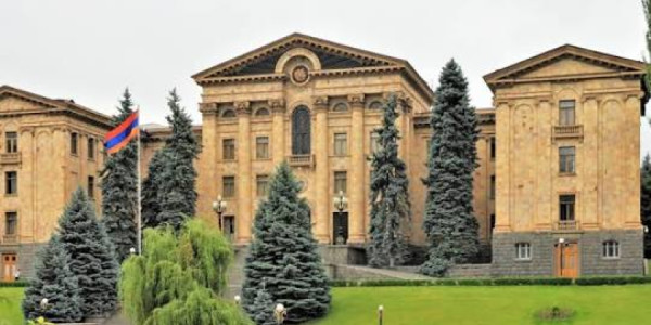 Ermənistanda parlament böhranı