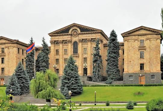 Ermənistanda parlament böhranı