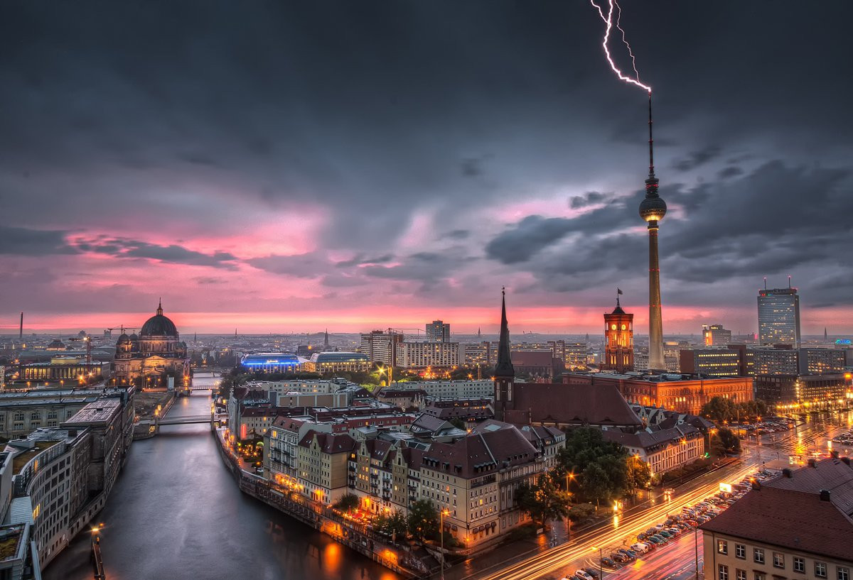 Berlin yaxınlığında gizli silah anbarı aşkarlandı
