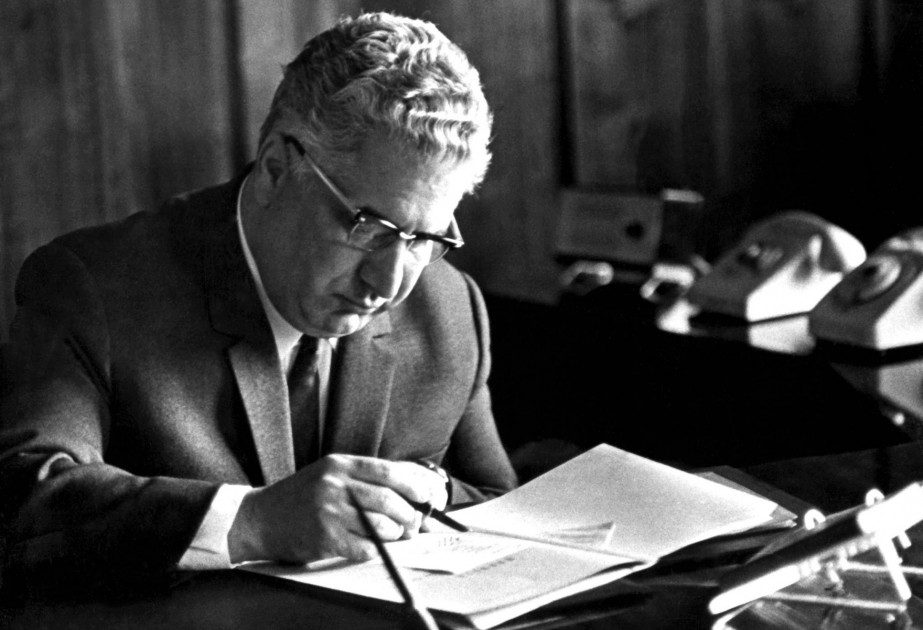 Bir ömür, üç böyük missiya: Vəli Axundov