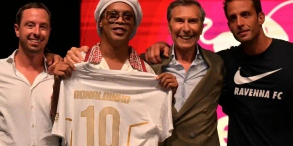 Ronaldinyo 11 ildən sonra futbola qayıtdı