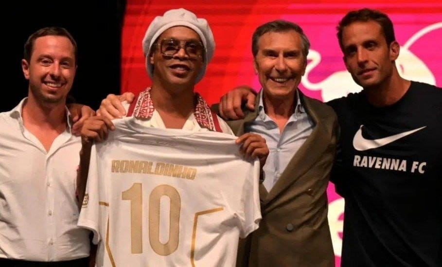 Ronaldinyo 11 ildən sonra futbola qayıtdı