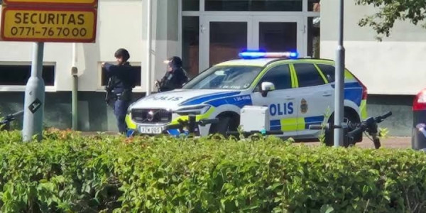 İsveçdə məktəbdə pala ilə silahlanan şəxs iki yeniyetməni yaralayıb