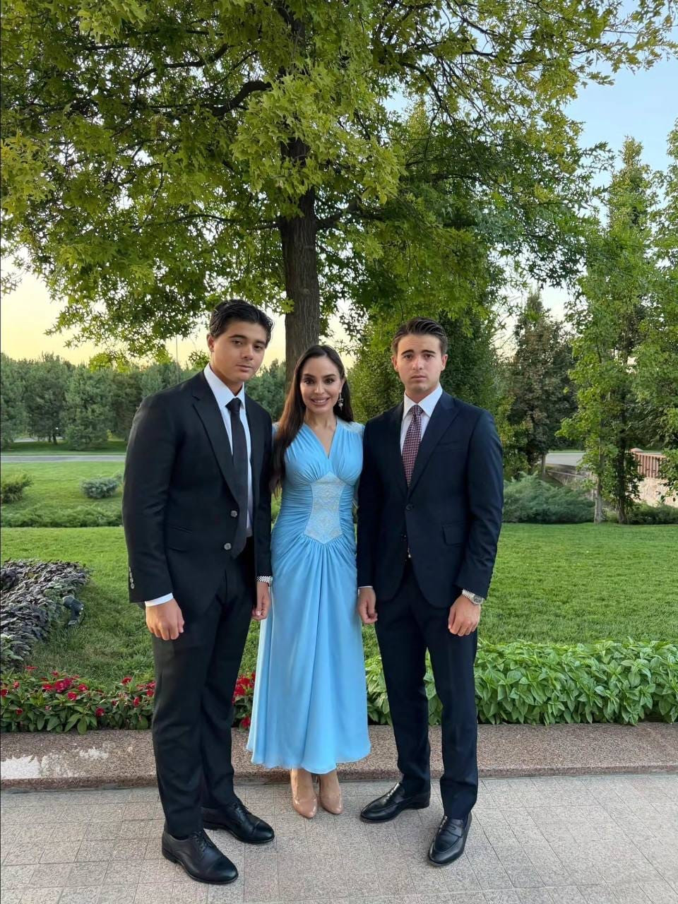 Leyla Əliyeva Özbəkistandan oğulları ilə fotosunu paylaşıb