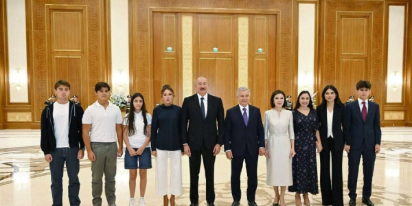 İlham Əliyev və Şavkat Mirziyoyev ailələri ilə birgə foto çəkdiriblər