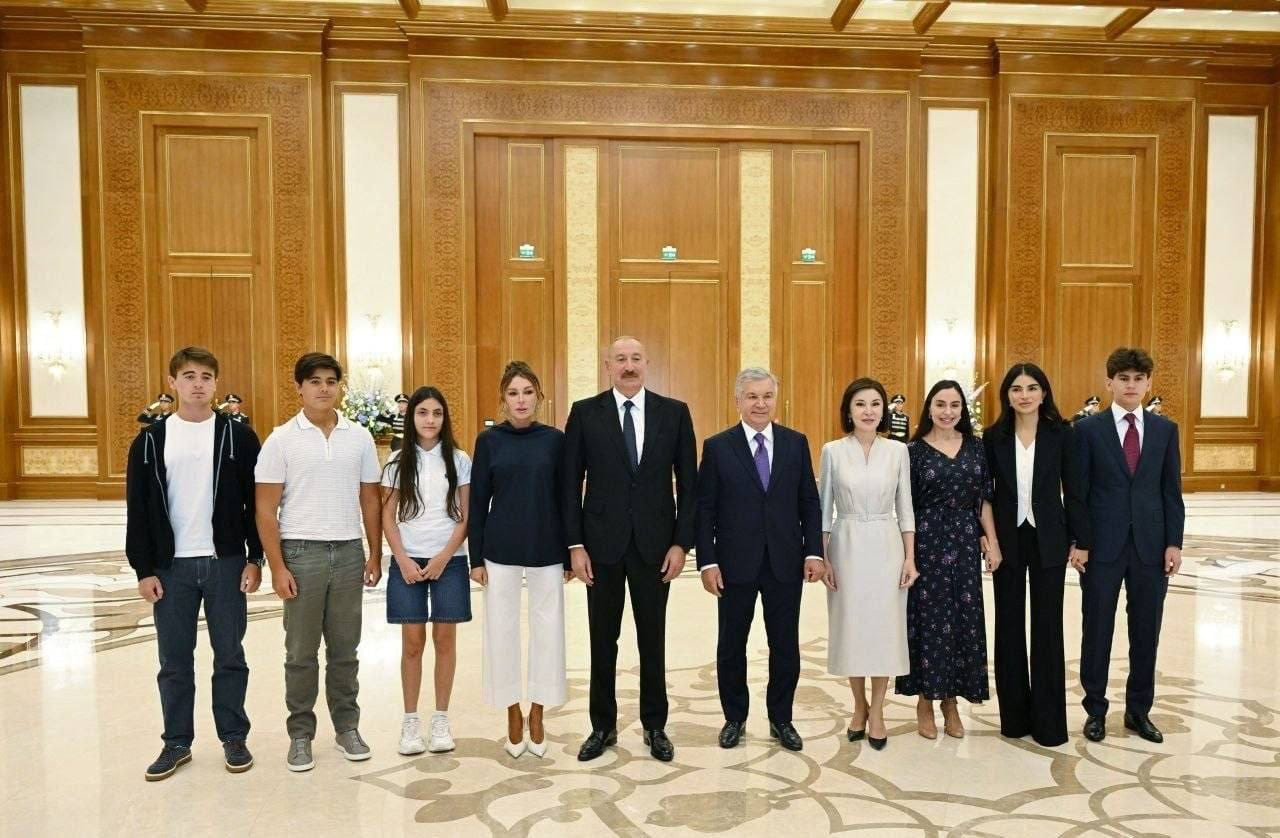 İlham Əliyev və Şavkat Mirziyoyev ailələri ilə birgə foto çəkdiriblər