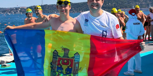 Moldova Baş naziri oğlu ilə Bosforu üzüb keçib