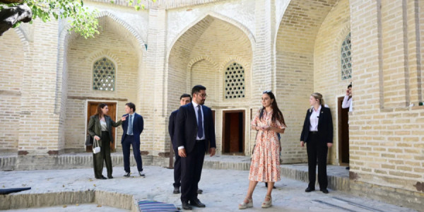 Leyla Əliyeva ilk Buxara Biennalesinin əsərləri ilə tanış olub