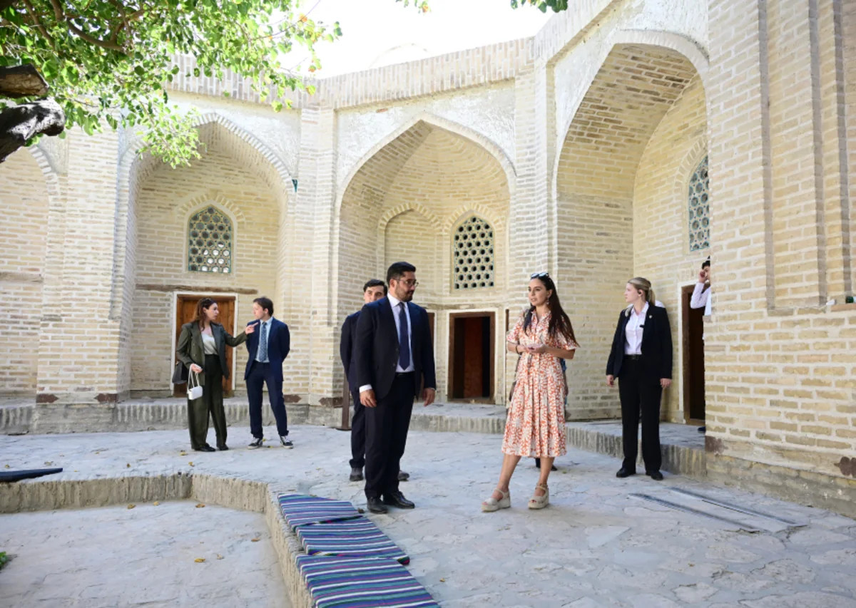 Leyla Əliyeva ilk Buxara Biennalesinin əsərləri ilə tanış olub