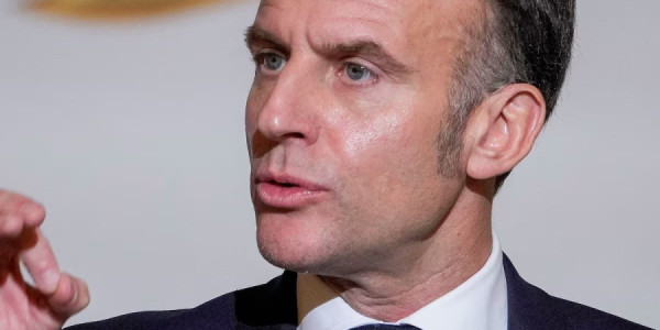 Makron məktəblilərə mobil telefonu