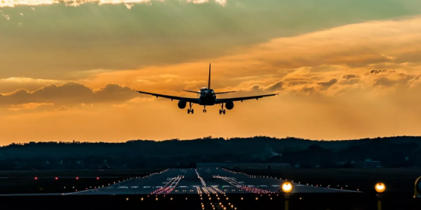 Lufthansa aviaşirkətinin Dehliyə uçan təyyarəsi Bakıda eniş edib