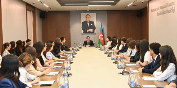 Xarici işlər nazirinin müavini Yalçın Rəfiyev IV “Maarifçi” tələbə-məzun proqramının iştirakçıları ilə görüşüb