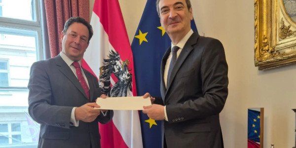 Kamil Xasiyev etimadnaməsinin sürətini Maksimilian Henniqə təqdim edib