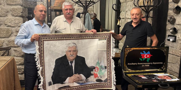 Tanınmış tatar alimi Albert Burhanov Bakıda mükafatlandırılıb
