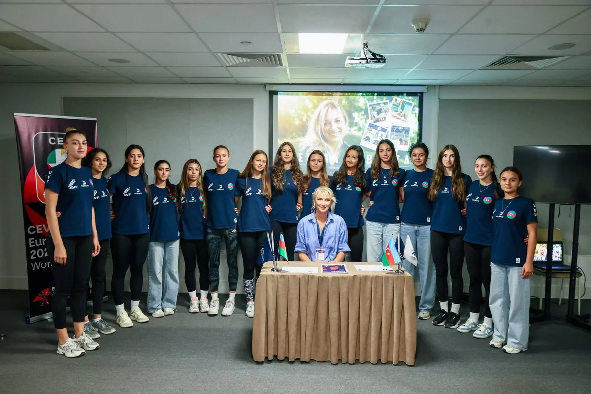 Yelena Şabovta Bakıda yeniyetmə və gənc voleybolçularla görüşüb