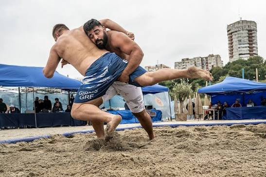 Azərbaycanın çimərlik güləşçiləri Bakıda 8 medal qazanıblar