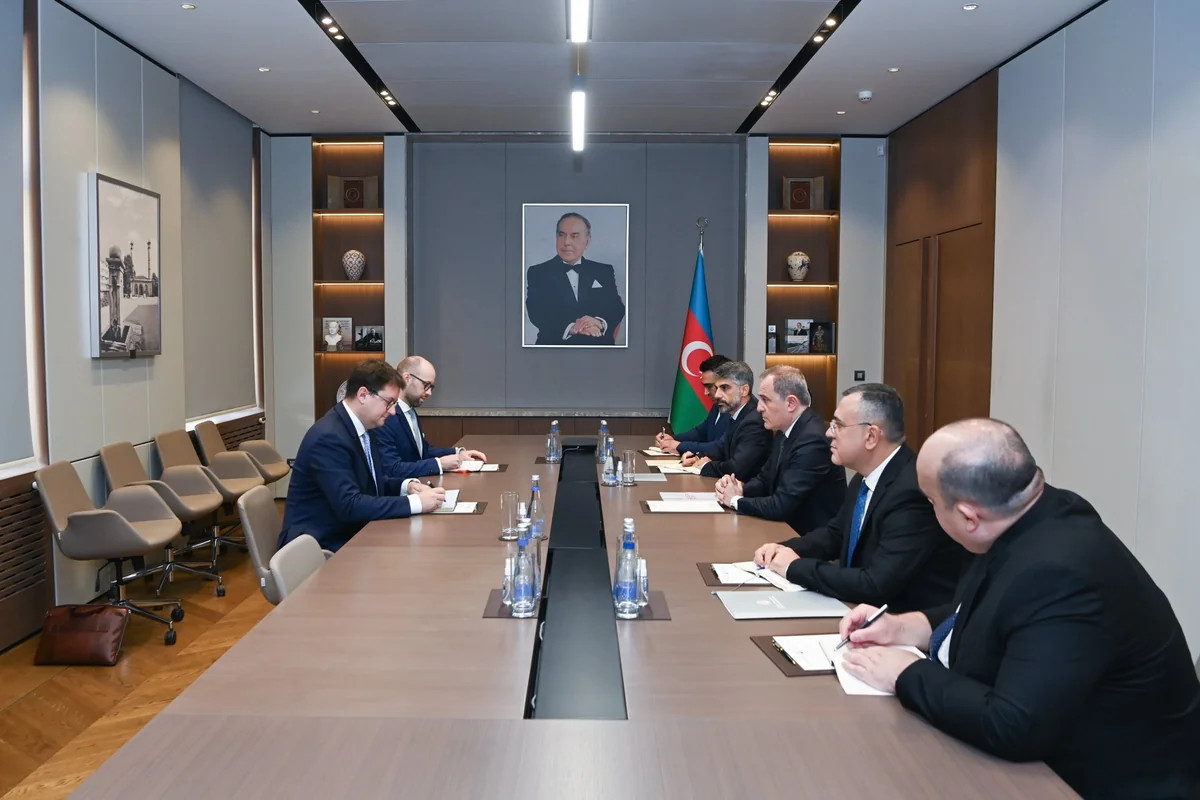 Avstriyanın yeni səfiri etimadnaməsinin surətini Ceyhun Bayramova təqdim edib