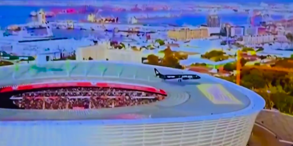 Afrikada iki təyyarə stadionun üzərindən təhlükəli məsafədə uçub